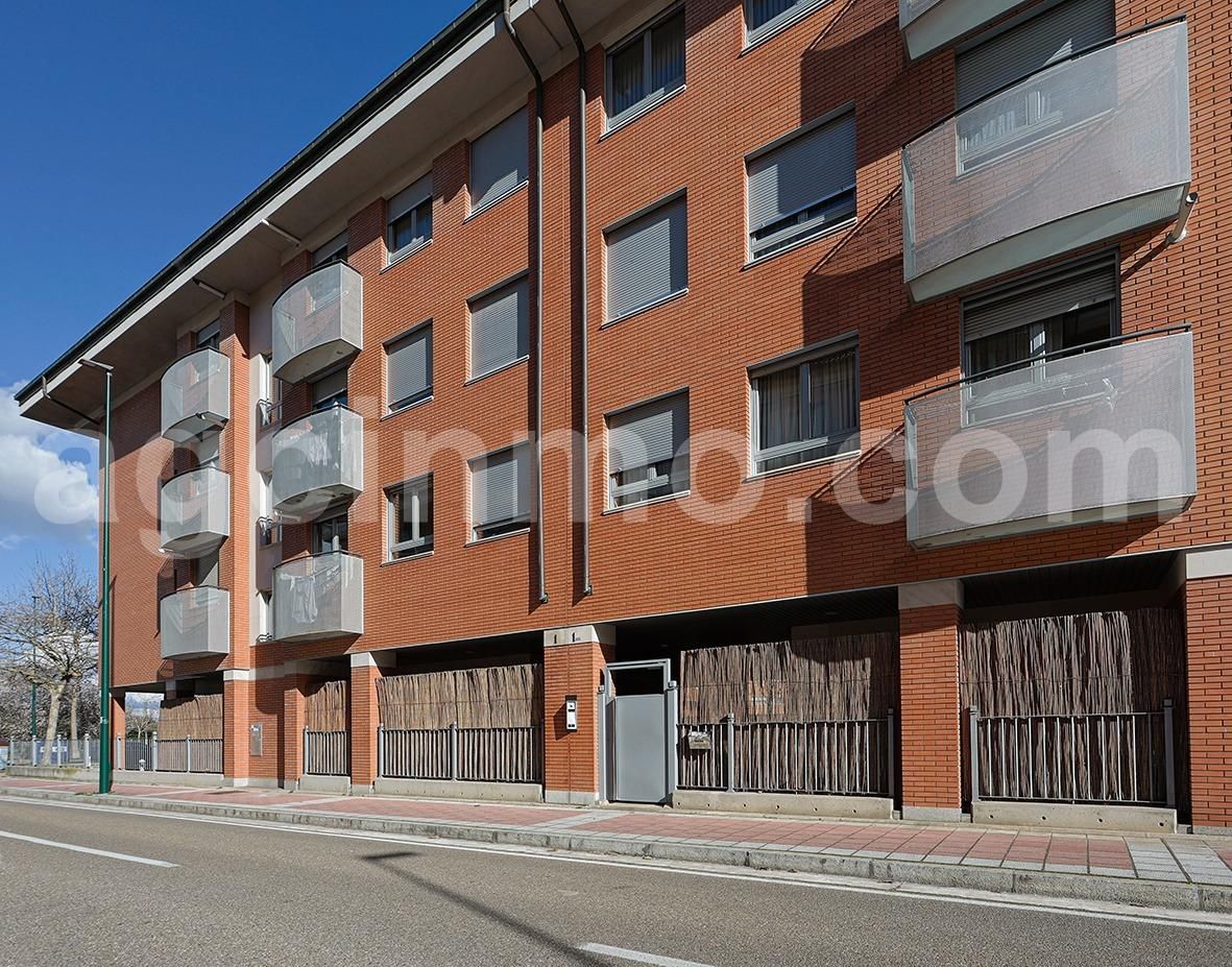 Exterior view of Flat for sale in Valladolid Capital  with Heating, Private garden and Terrace