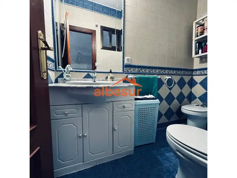 Bany de Casa o xalet en venda en Fernán-Núñez amb Aire condicionat, Terrassa i Moblat