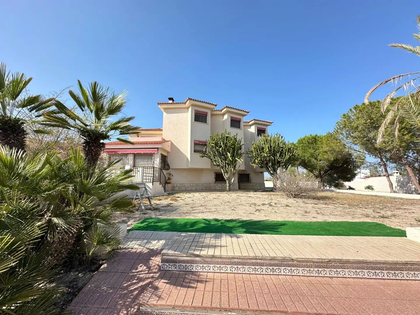 Vista exterior de Casa o xalet en venda en Alicante / Alacant amb Jardí privat, Terrassa i Traster