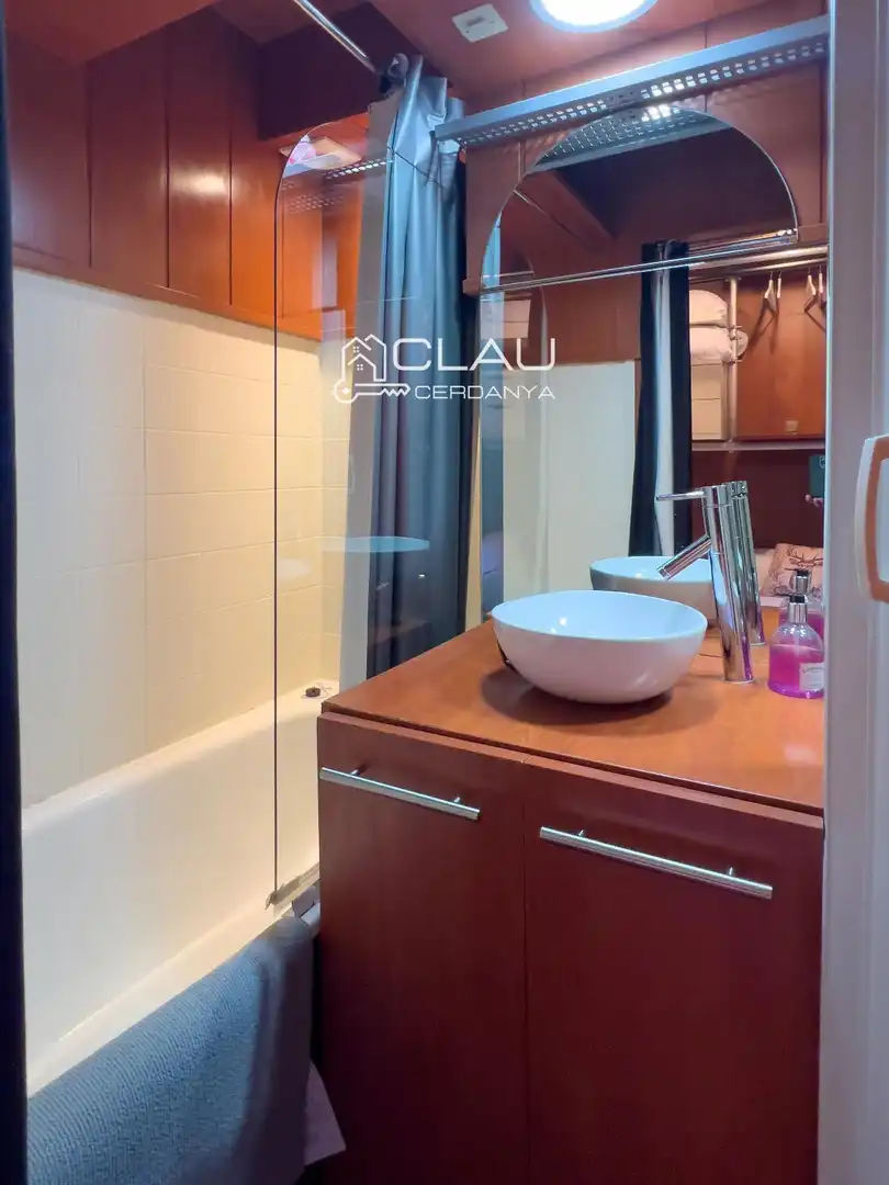 Badezimmer von Wohnung zur Miete in Font-Romeu-Odeillo-Via mit Heizung, Parkett und Terrasse