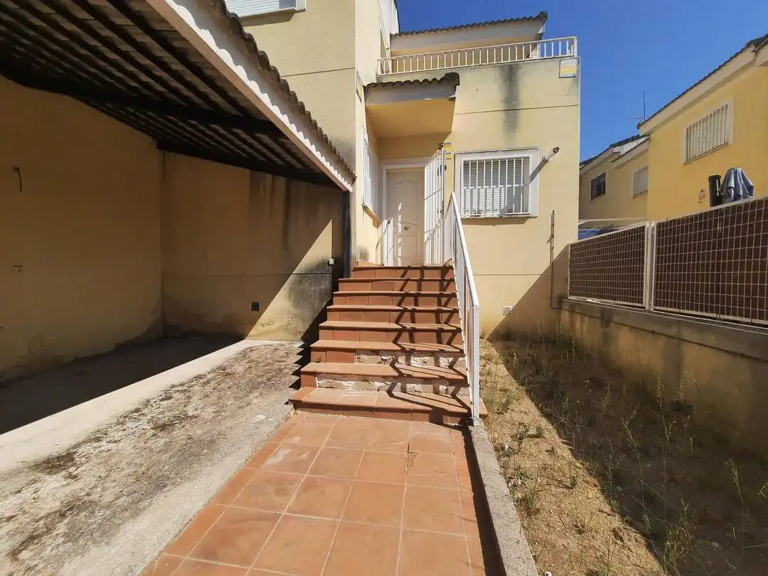 Vista exterior de Casa adosada en venda en Escalona amb Calefacció i Alarma
