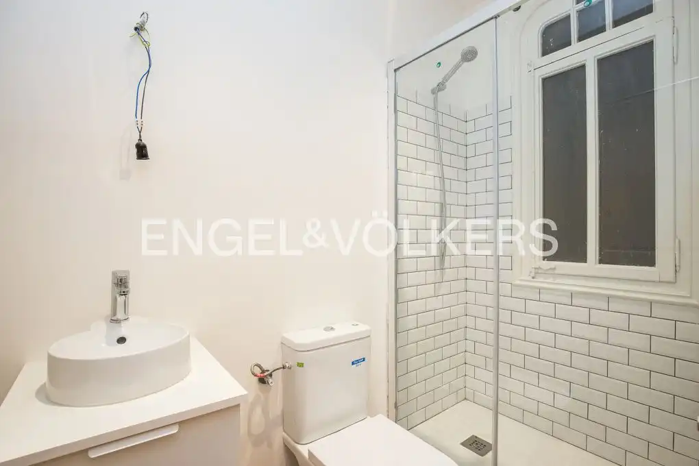 Baño de Piso de alquiler en Barcelona con Aire acondicionado, Calefacción y Jardín privado