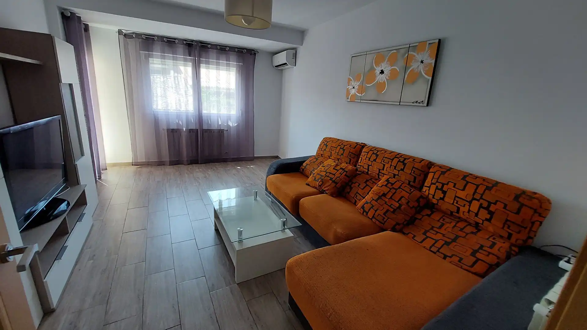 Living room of Flat for rent in Plasencia  with Air Conditioner, Heating and Furnished
