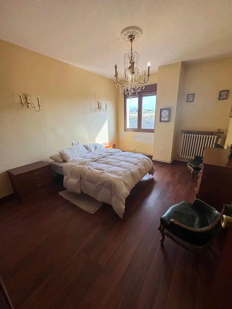 Dormitori de Apartament en venda en Medina de Rioseco amb Calefacció, Traster i Moblat