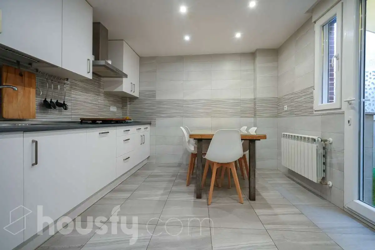 Küche von Einfamilien-Reihenhaus zum Verkauf in San Sebastián de los Reyes mit Klimaanlage, Heizung und Terrasse