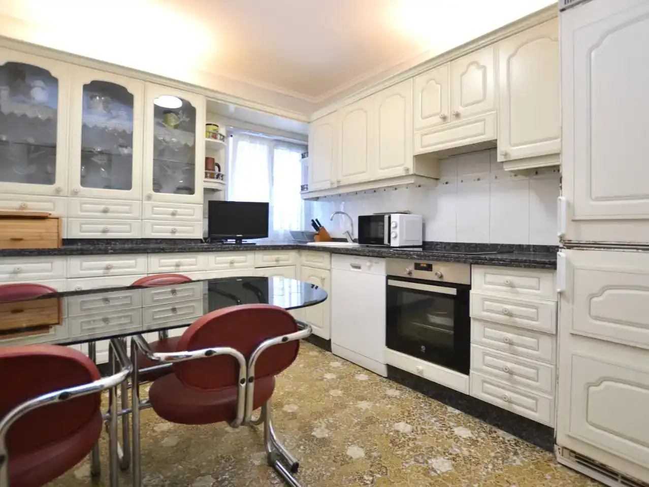 Cuina de Àtic en venda en Oviedo  amb Parquet, Traster i Moblat
