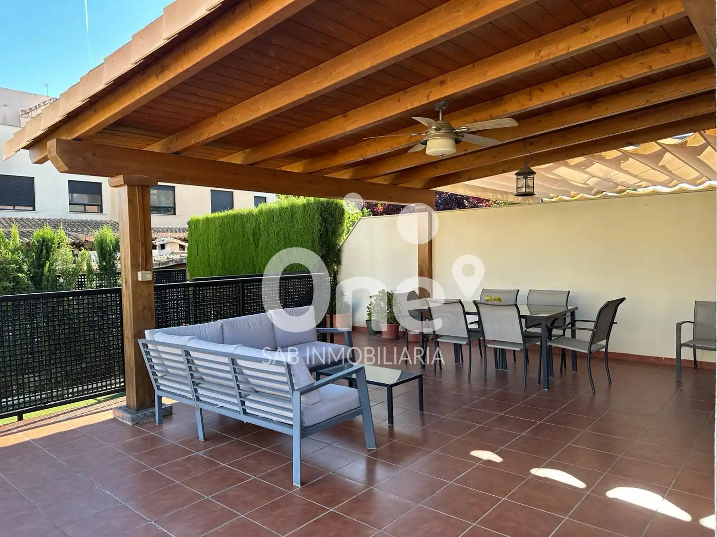 Terrasse von Einfamilien-Reihenhaus zum Verkauf in San Antonio de Benagéber mit Klimaanlage, Heizung und Privatgarten