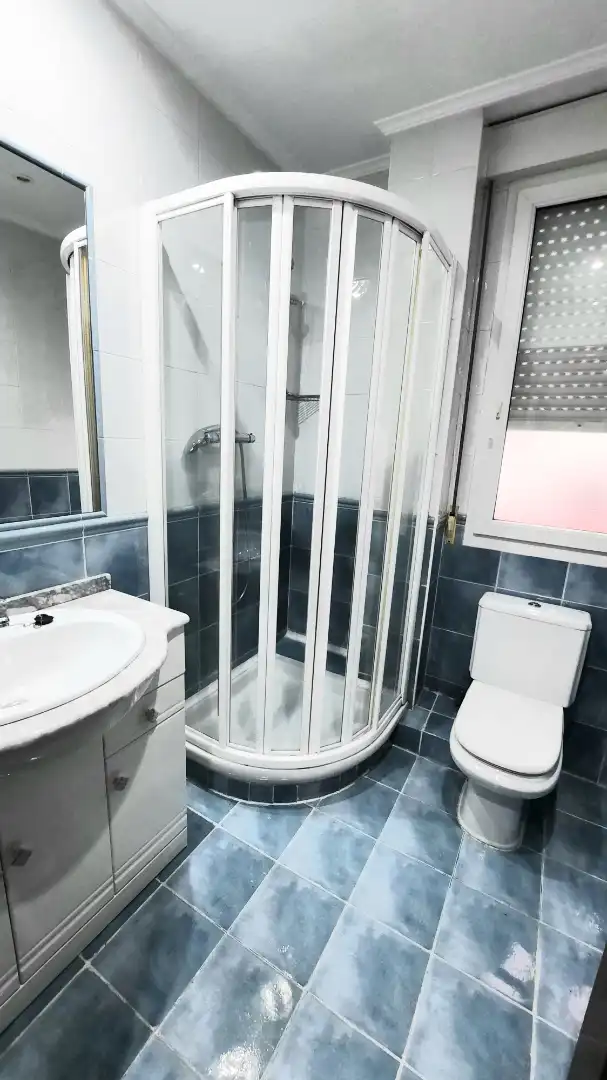 Bany de Apartament en venda en Barakaldo  amb Calefacció, Parquet i Moblat