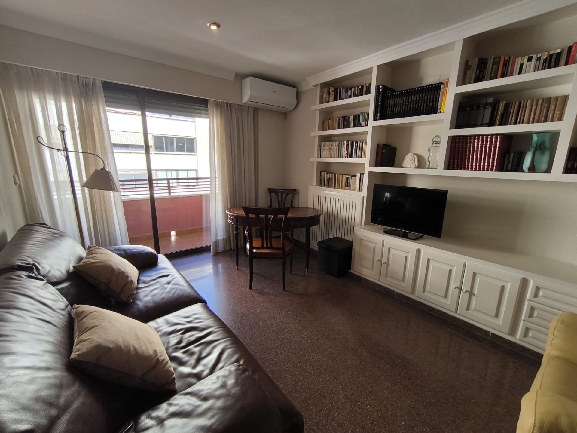 Sala d'estar de Pis de lloguer en  Valencia Capital amb Aire condicionat, Moblat i Balcó