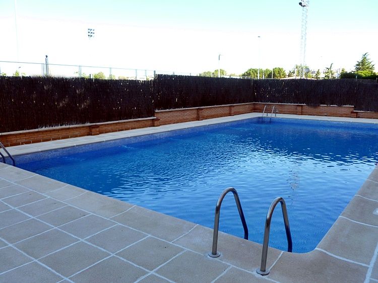 Swimming pool of Flat for rent in  Madrid Capital  with Air Conditioner, Heating and Storage room