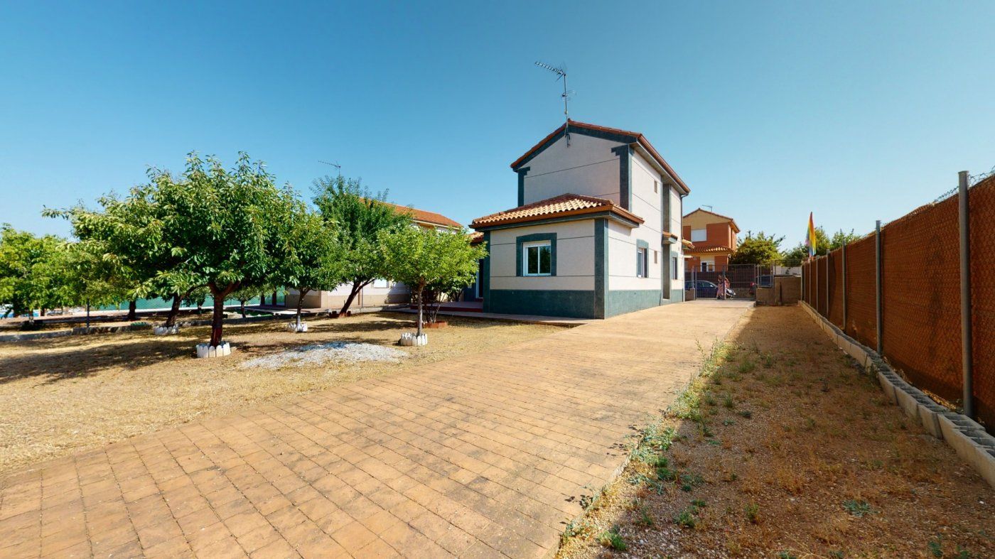 Vista exterior de Casa o xalet en venda en Chiloeches amb Calefacció, Jardí privat i Terrassa