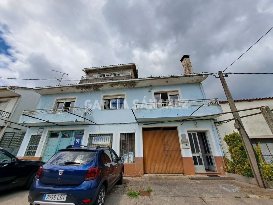 Vista exterior de Casa o xalet en venda en Boiro amb Calefacció, Jardí privat i Moblat