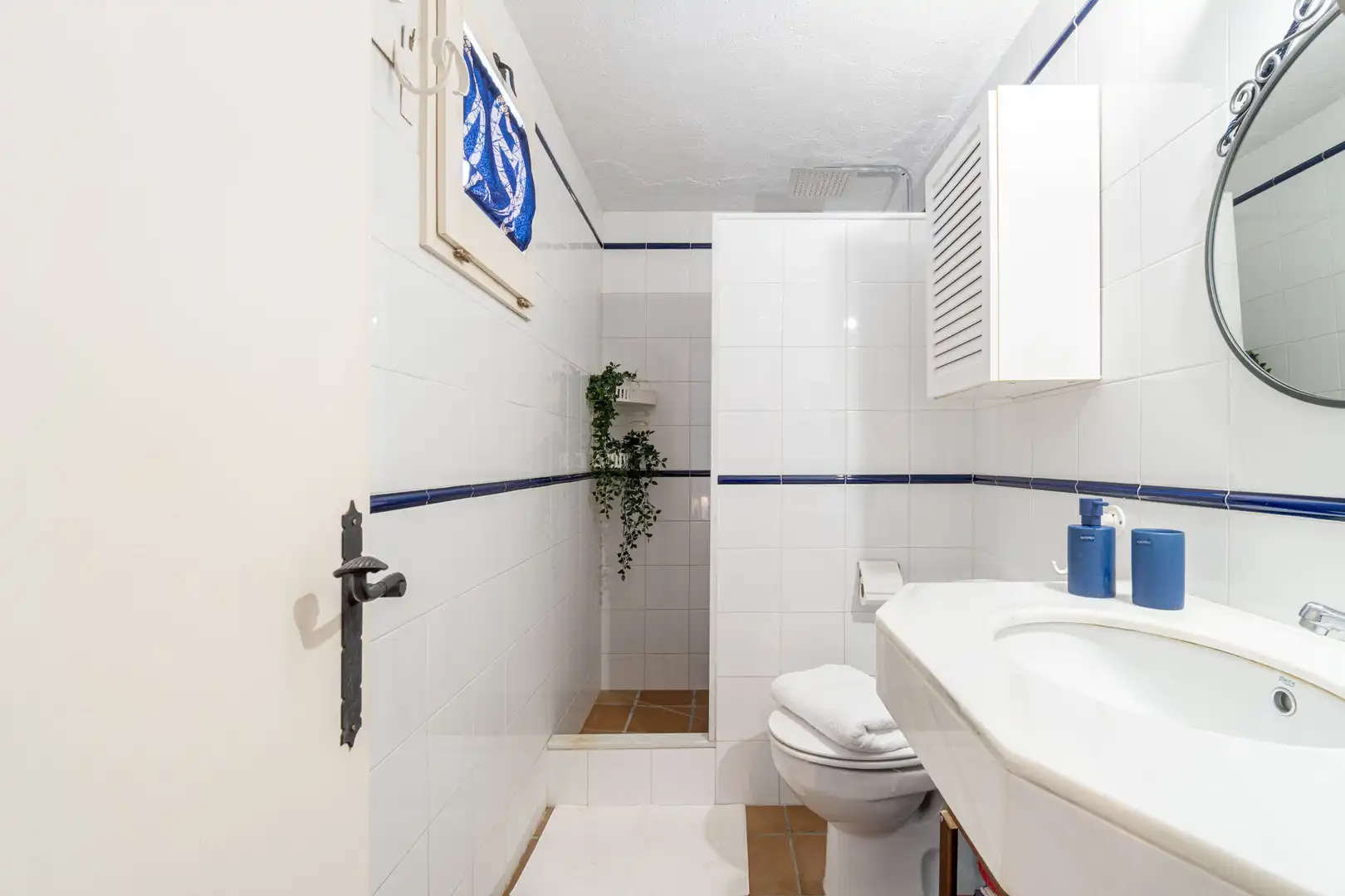Badezimmer von Einfamilien-Reihenhaus zum Verkauf in Cadaqués mit Möbliert, Ofen und Waschmaschine