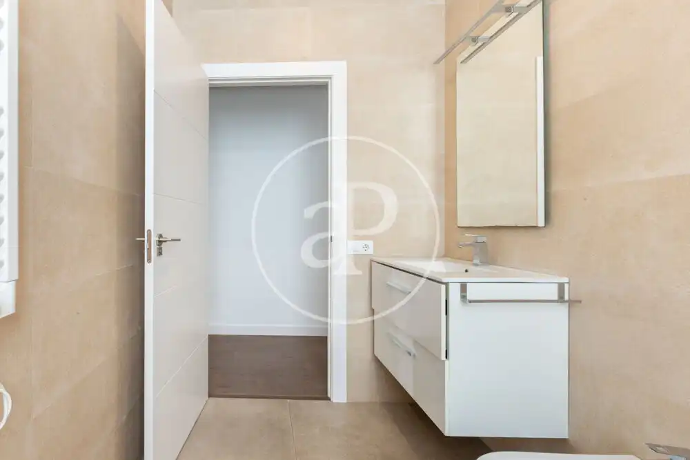 Badezimmer von Wohnung zur Miete in Valencia mit Klimaanlage, Terrasse und Abstellraum