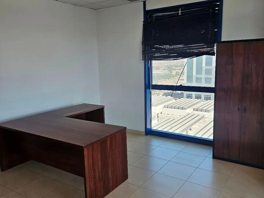 Büro zur Miete in Sevilla mit Klimaanlage, Heizung und Möbliert