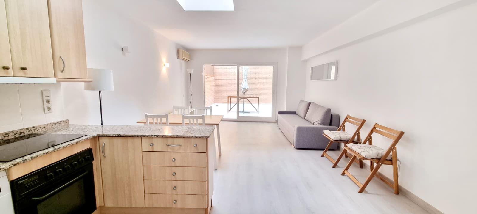 Sala d'estar de Estudi de lloguer en  Barcelona Capital amb Aire condicionat, Terrassa i Moblat