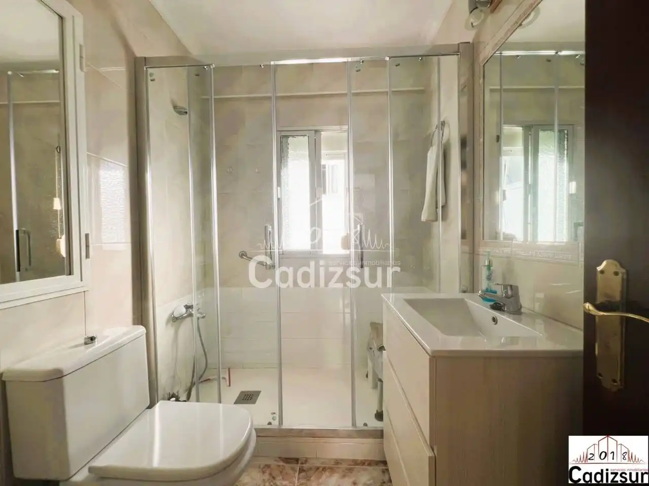 Badezimmer von Wohnungen zum Verkauf in Cádiz mit Klimaanlage und Alarm