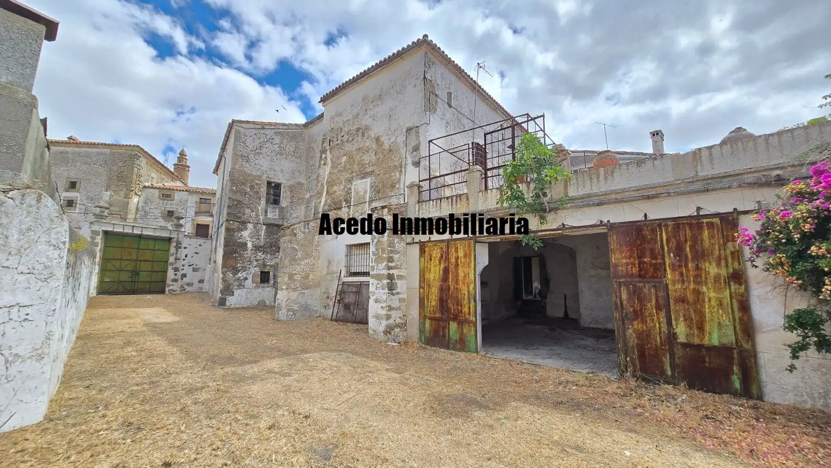 Vista exterior de Casa o xalet en venda en Brozas amb Jardí privat, Terrassa i Piscina