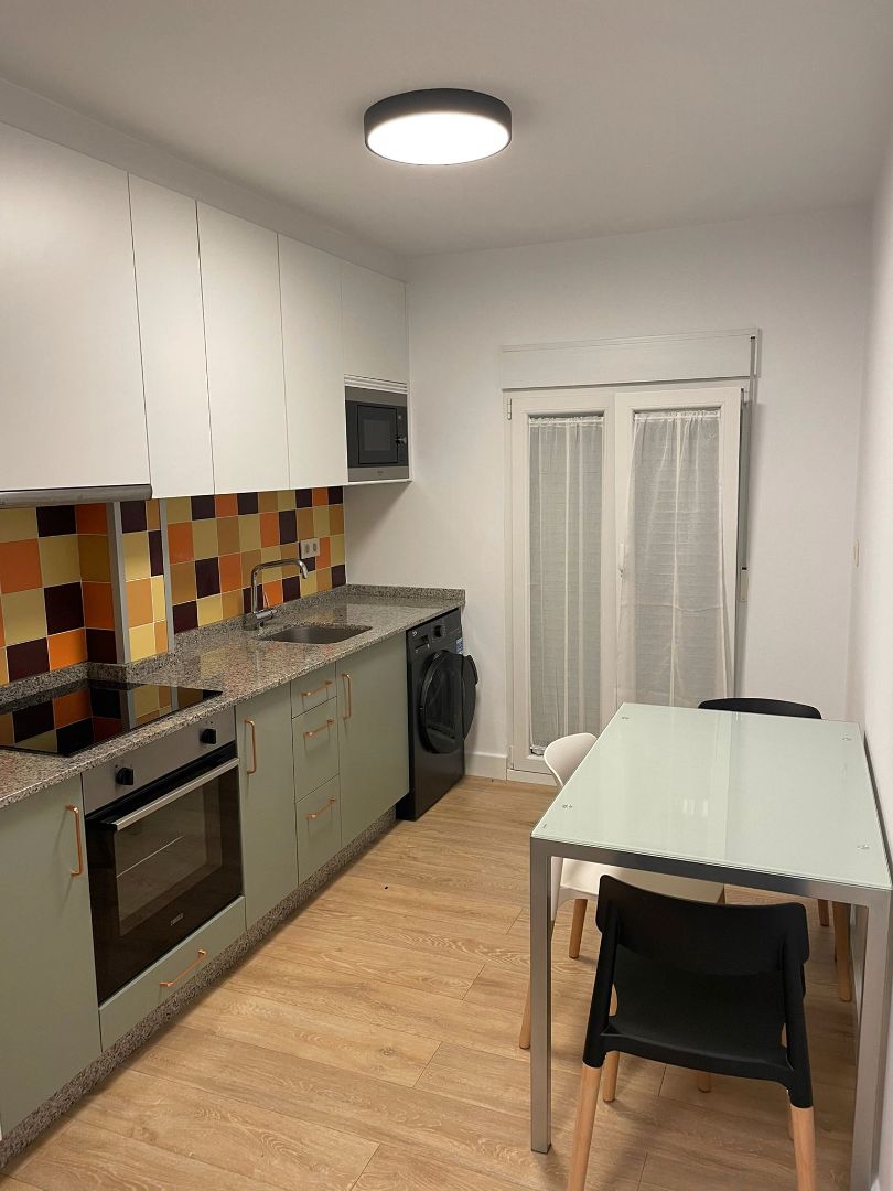 Cuina de Pis de lloguer en Santiago de Compostela  amb Calefacció, Moblat i Forn