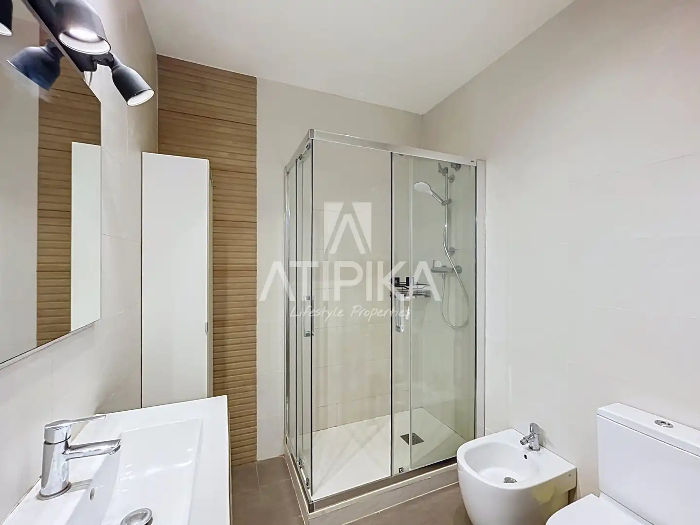 Bathroom of Attic for rent in Barcelona  with Air Conditioner, Parquet flooring and Terrace