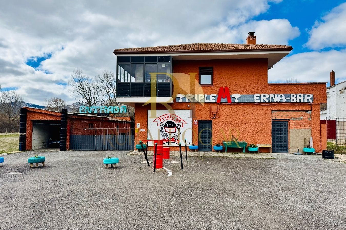 Vista exterior de Local en venda en Villamanín amb Calefacció, Terrassa i Moblat
