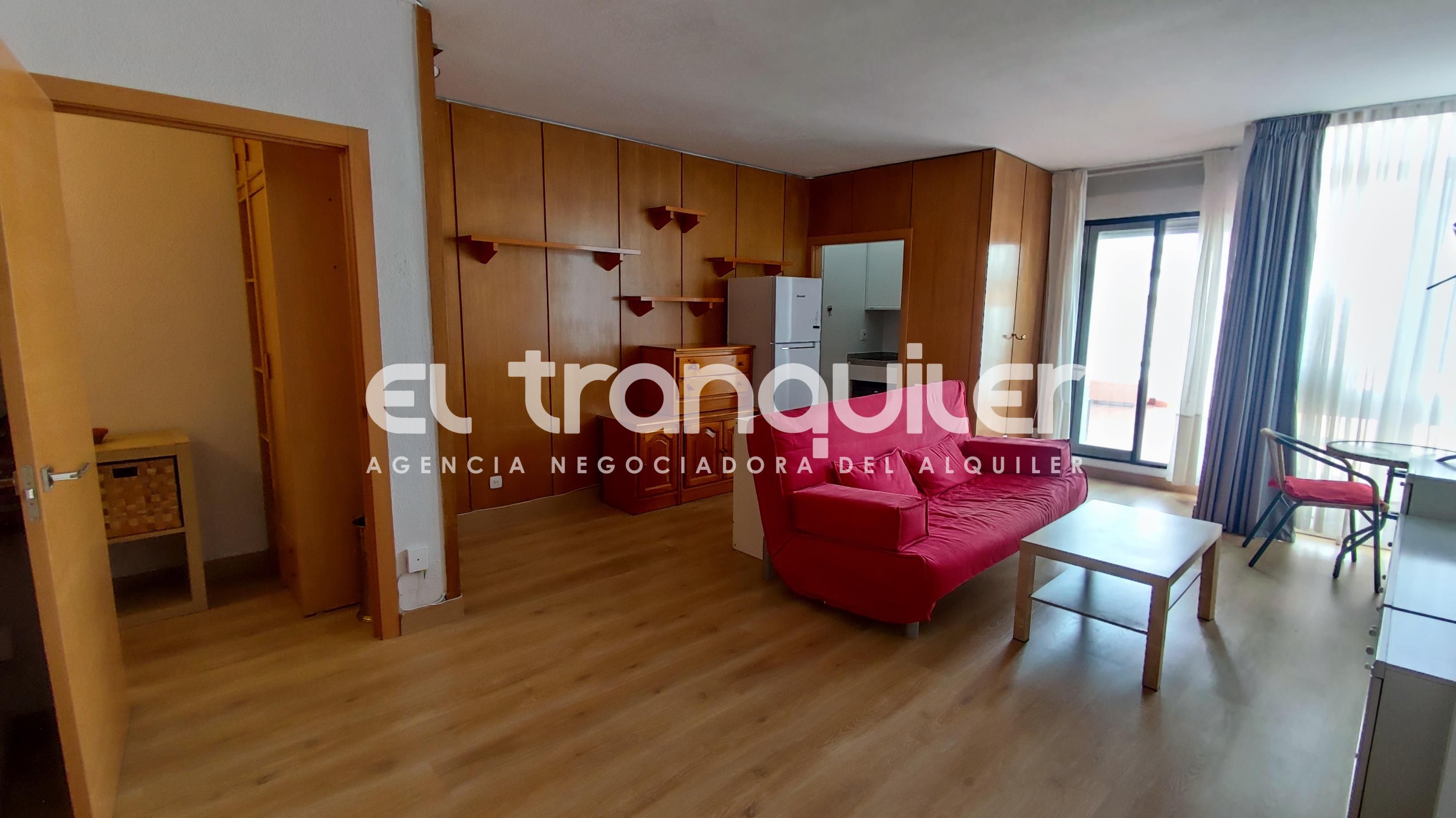 Sala d'estar de Estudi de lloguer en  Madrid Capital amb Aire condicionat, Terrassa i Moblat