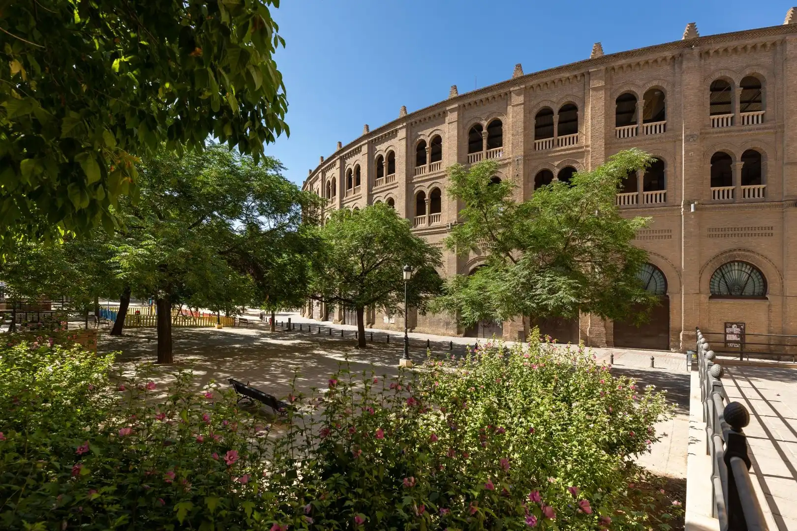 Vista exterior de Pis en venda en Granada amb Terrassa i Balcó