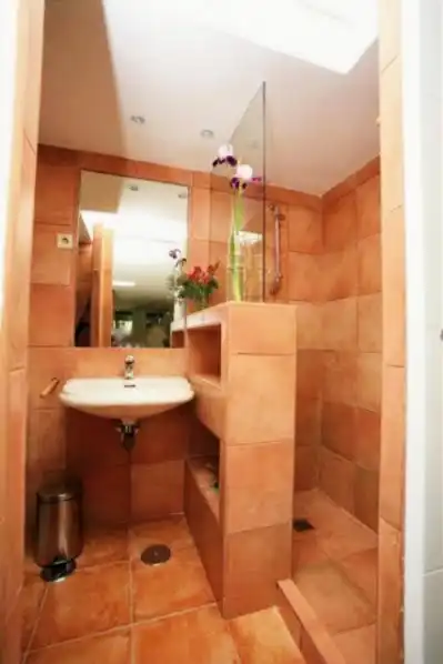 Baño de Estudio de alquiler en Madrid con Calefacción, Jardín privado y Piscina