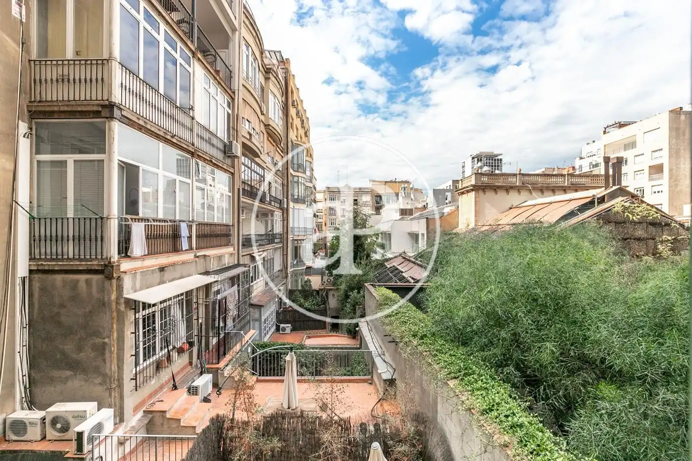 Außenansicht von Wohnung zum Verkauf in Barcelona mit Klimaanlage, Heizung und Balkon