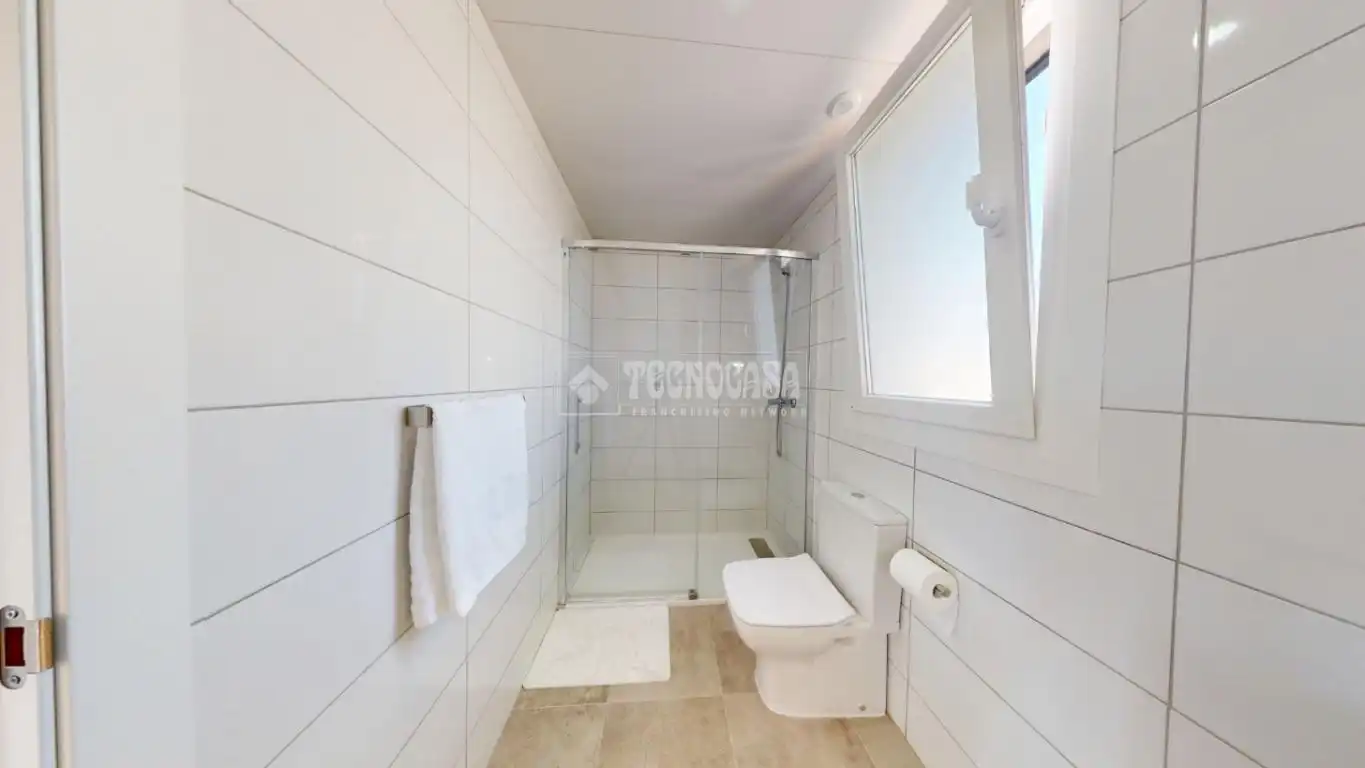 Badezimmer von Wohnung zum Verkauf in Villanueva de la Torre mit Parkett, Terrasse und Möbliert