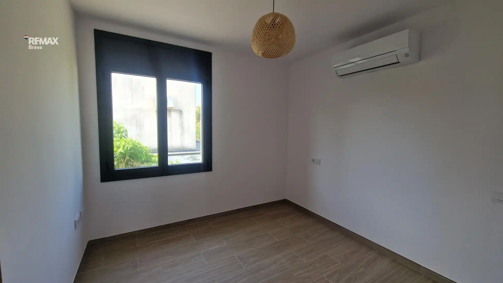 Schlafzimmer von Wohnung zum Verkauf in Empuriabrava mit Klimaanlage, Privatgarten und Terrasse