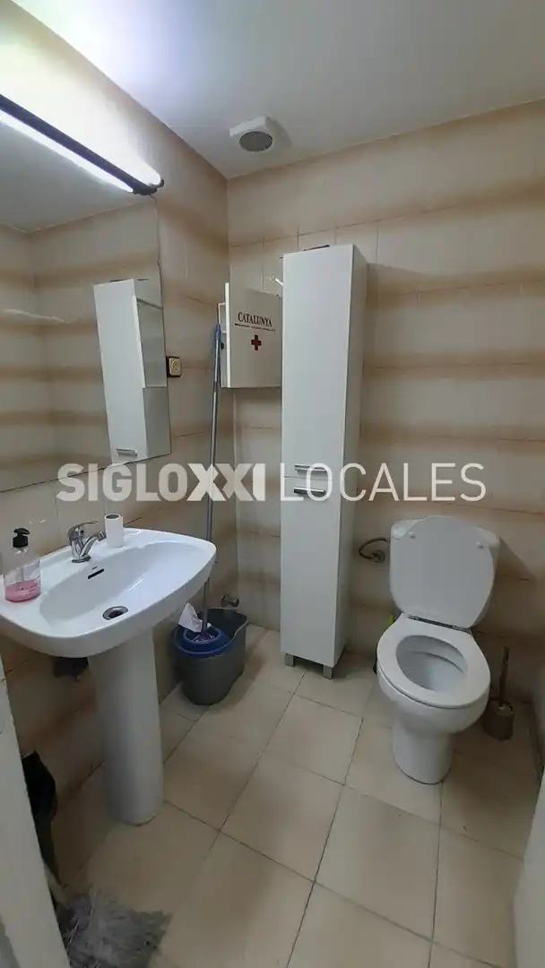 Baño de Local de alquiler en Barcelona con Aire acondicionado