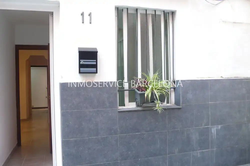 Vista exterior de Casa adosada en venta en Barcelona con Aire acondicionado, Calefacción y Terraza