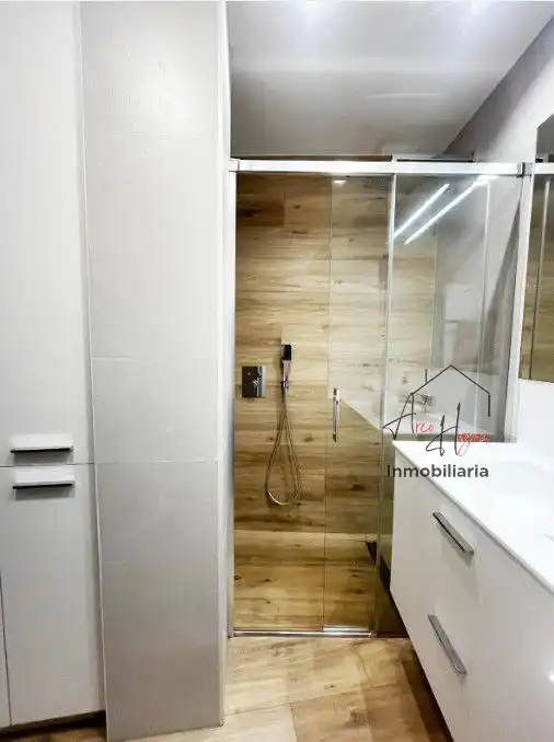 Baño de Piso de alquiler en Salamanca con Aire acondicionado, Calefacción y Parquet