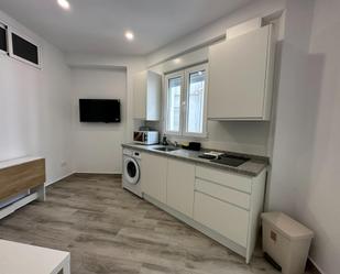 Cuina de Apartament de lloguer en  Sevilla Capital amb Aire condicionat