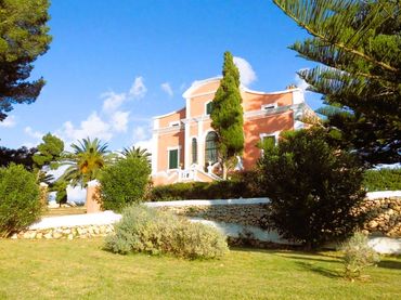 Casa rústica amb balcó en venda a Ferreries poble