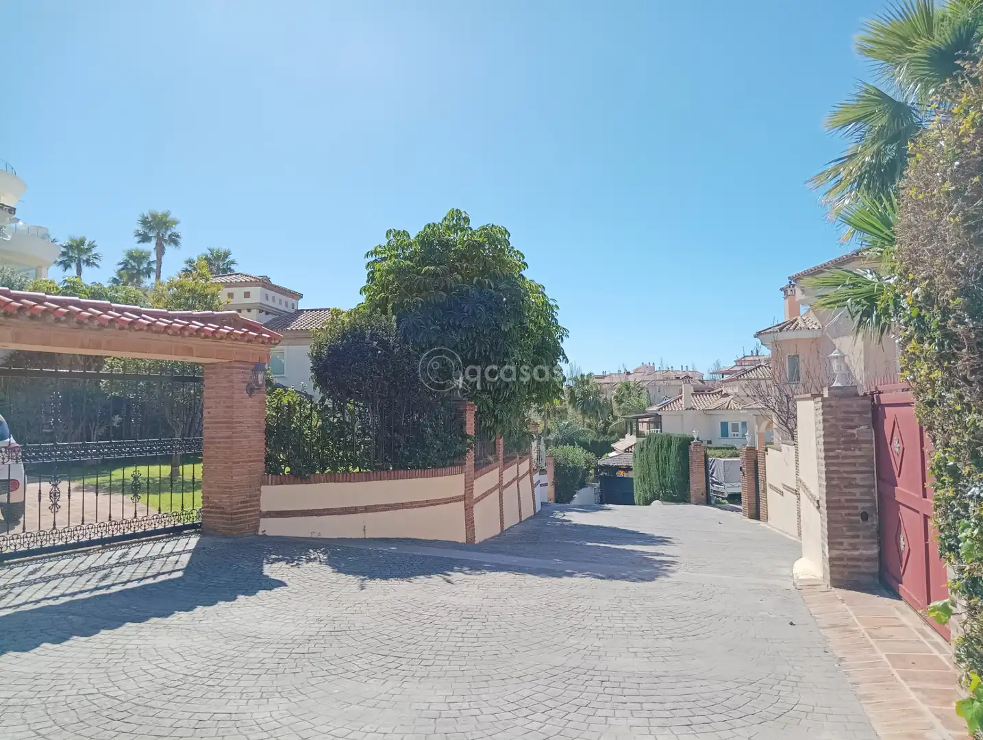 Vista exterior de Casa o xalet en venda en Benalmádena amb Aire condicionat, Calefacció i Jardí privat