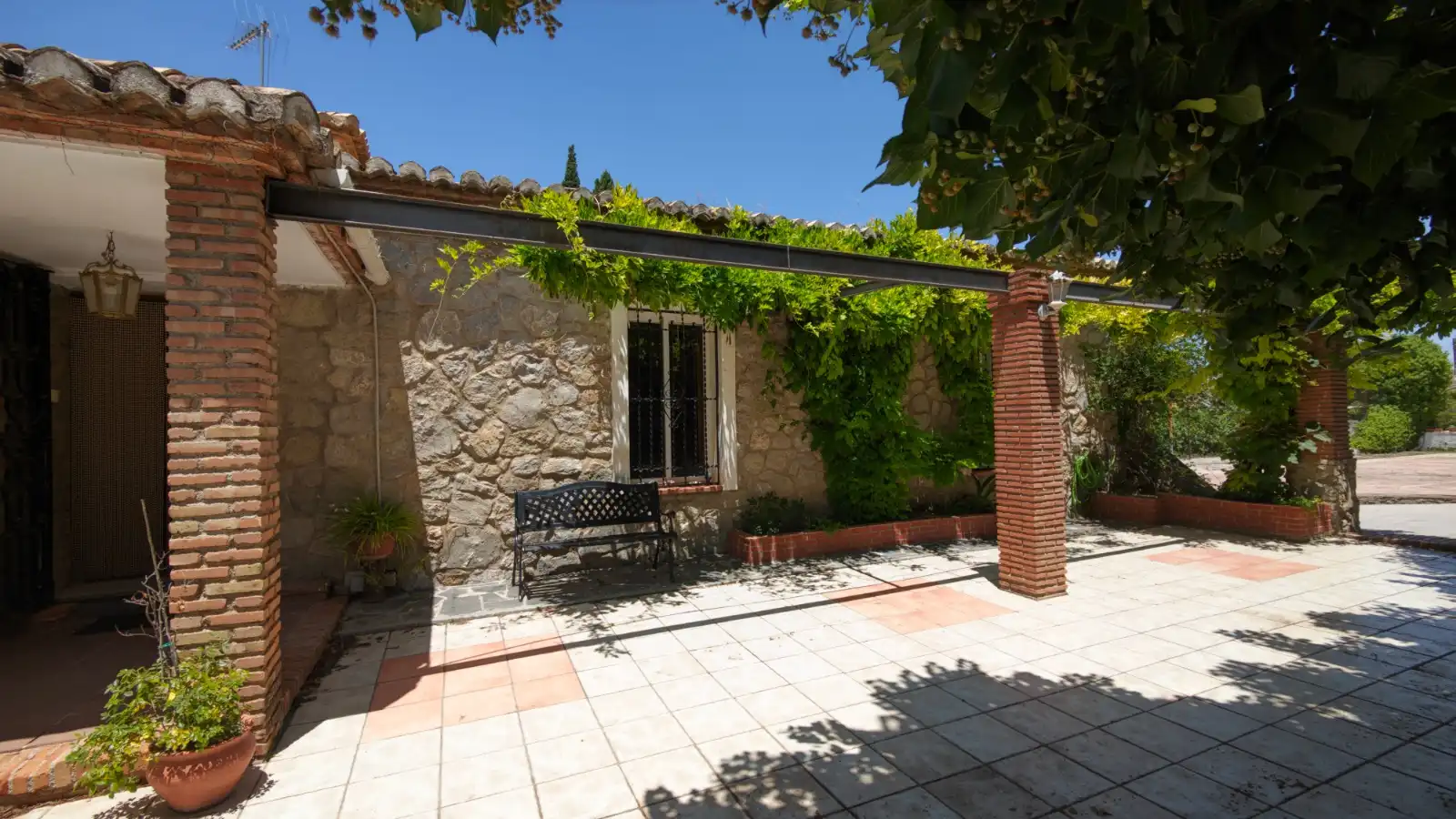 Terrassa de Casa o xalet en venda en La Zubia amb Aire condicionat, Jardí privat i Traster