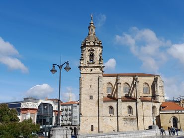 Pis amb balcó en venda a Ibaiondo