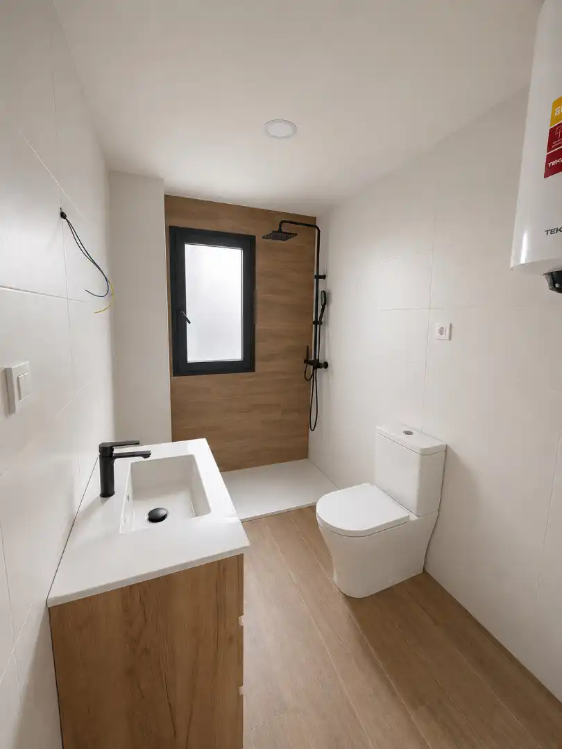 Bathroom of Flat for sale in Madrid  with Air Conditioner, Heating and Storage room