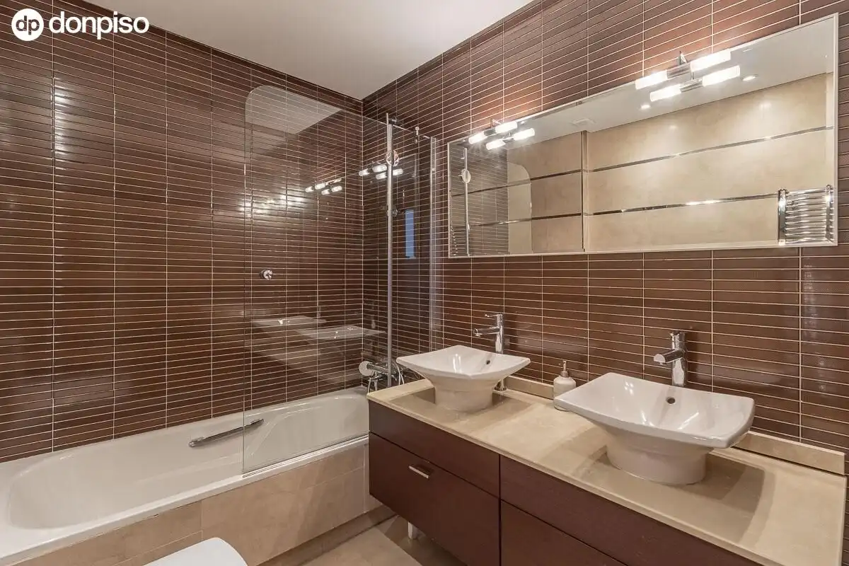 Bathroom of Detached homes for sale in Granada