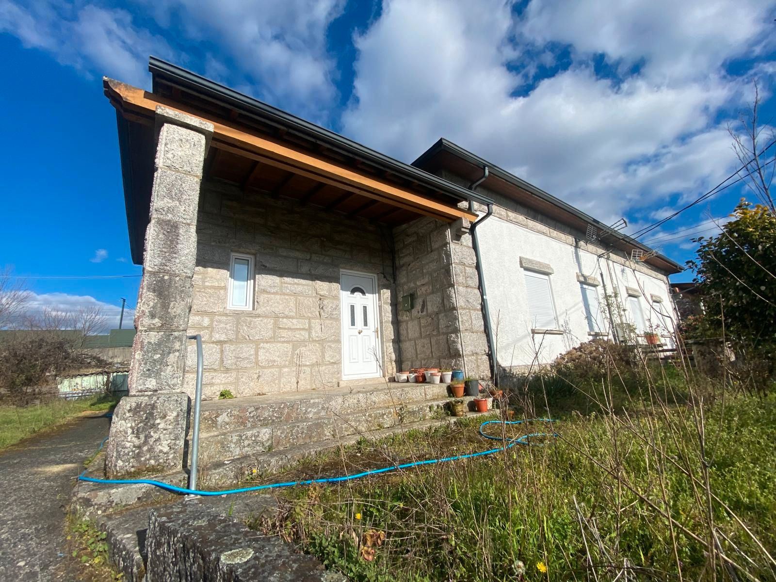 Vista exterior de Casa o xalet en venda en O Irixo amb Calefacció, Jardí privat i Moblat