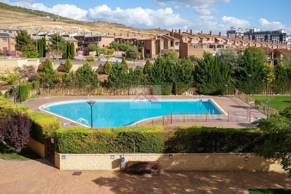 Piscina de Pis en venda en Cuenca Capital amb Calefacció, Parquet i Traster