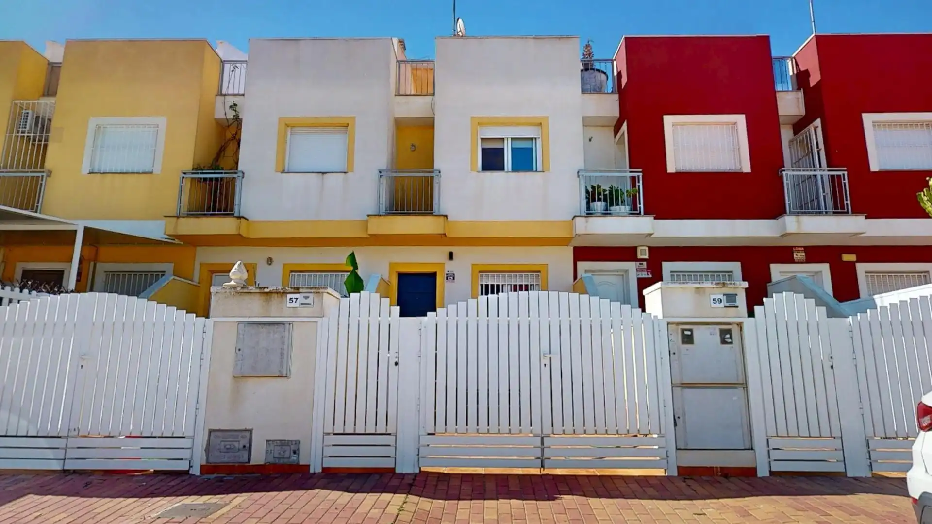 Vista exterior de Casa adosada en venda en San Pedro del Pinatar amb Aire condicionat, Terrassa i Balcó