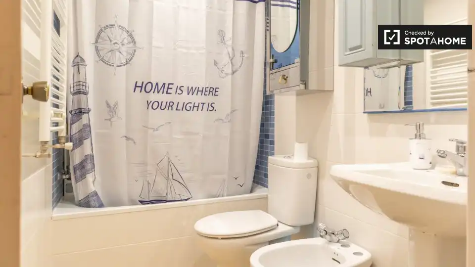 Baño de Piso de alquiler en Alcalá de Henares con Aire acondicionado, Calefacción y Amueblado