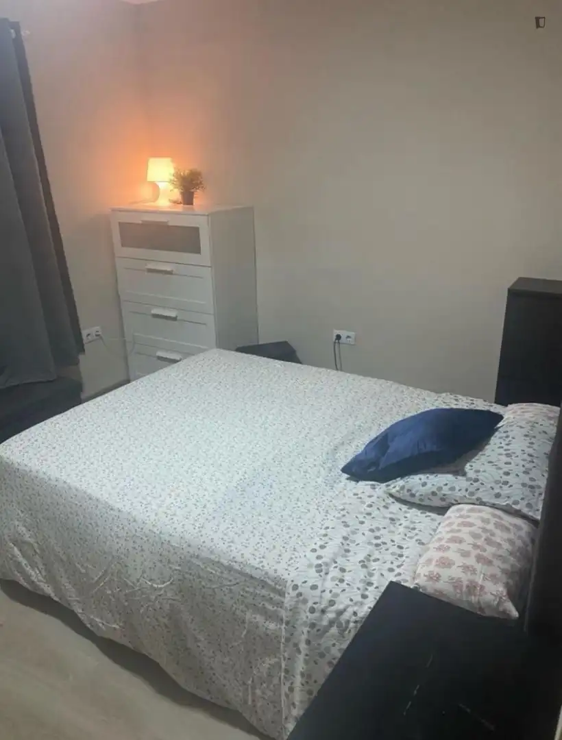 Habitación de Apartamento para compartir en L'Hospitalet de Llobregat con Calefacción, Amueblado y Horno