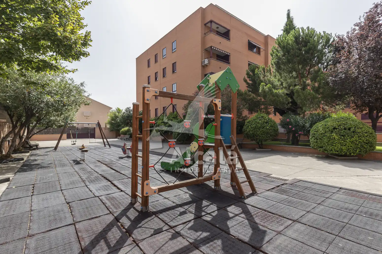 Vista exterior de Pis en venda en Alcalá de Henares amb Calefacció, Traster i Piscina