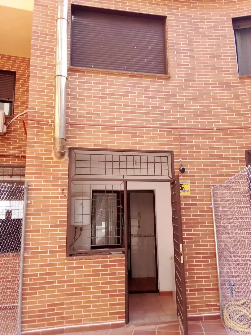 Vista exterior de Casa adosada en venda en Aldea del Fresno amb Calefacció, Traster i Balcó