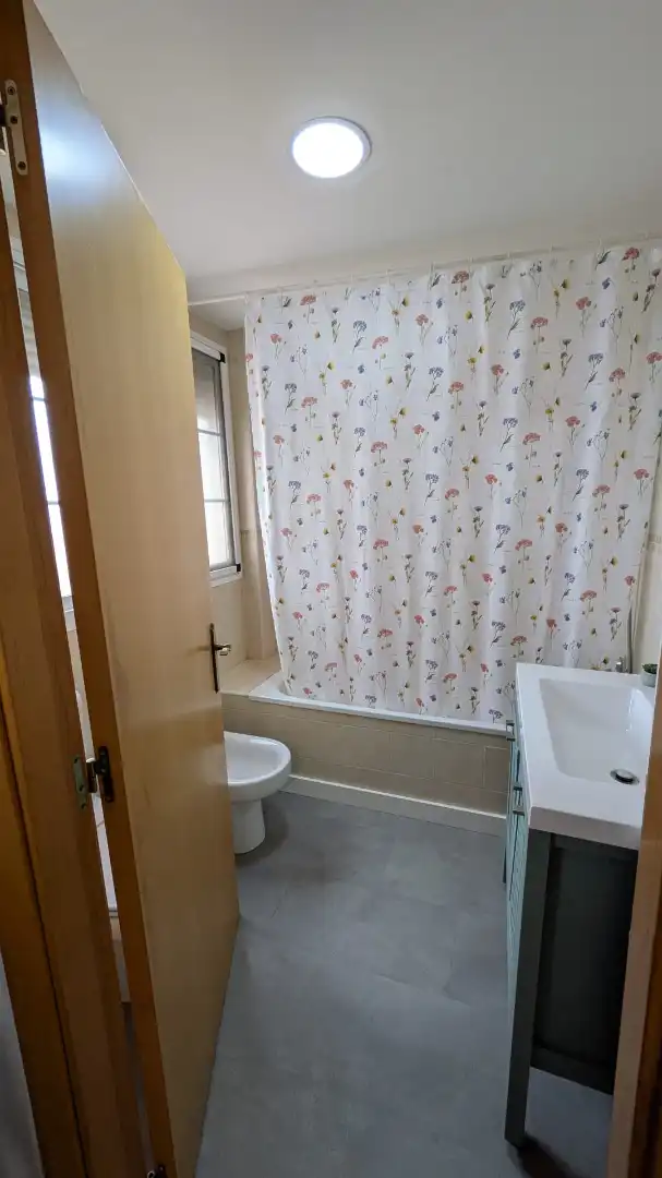 Baño de Casa adosada en venta en La Pobla de Vallbona con Aire acondicionado, Calefacción y Jardín privado