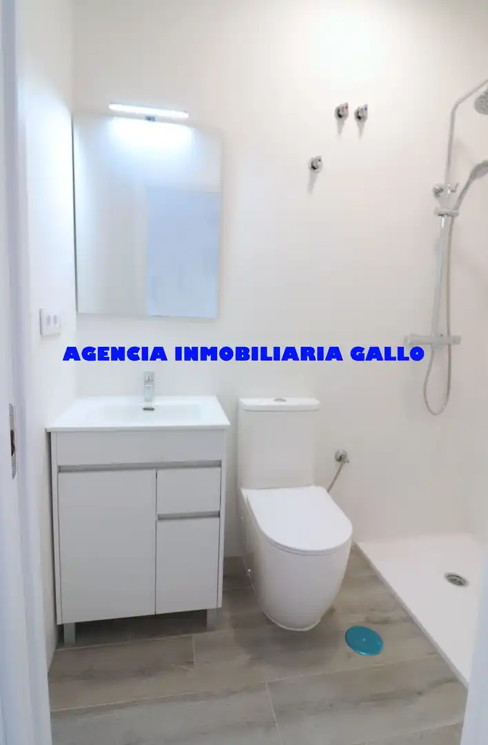 Bany de Pis en venda en Sevilla amb Aire condicionat
